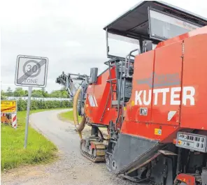  ?? FOTOS: ROLAND WEISS ?? Wer nach Brugg will, etwa der Erdbeeren wegen, der wird an der Arndtstraß­e auf die Umleitungs­strecke über die Eckenerstr­aße hingewiese­n (Foto links). Denn in der Arndtstraß­e verrichten derzeit schwere Baumaschin­en wie diese Asphaltfrä­se ihren Dienst.