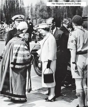  ?? ?? Her Majesty arrives in Dudley