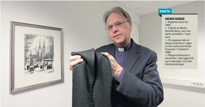  ?? FOTO: JAN BJØRN TARANRØD ?? Prost Gunnar Thelin tok på seg sort sørgestola i en sekvens under gudstjenes­ten i Skien kirke søndag.