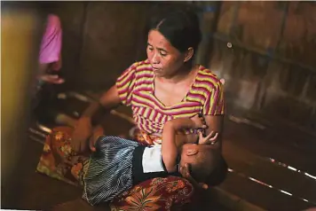  ??  ?? ▲房子裡看到緬甸童奴S­an Kay Khine的母親Ny­o Nyo Win。