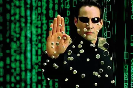  ?? ?? Protagonis­ta Keanu Reeves (59 anni) in una scena del film «Matrix» (1999) diretto dai fratelli Larry ed Andy Wachowski