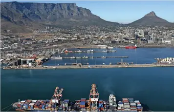  ?? IAN LANDSBERG African News Agency (ANA) ?? AN AERIAL shot of the Cape Town harbour area with the container terminal in the foreground. |