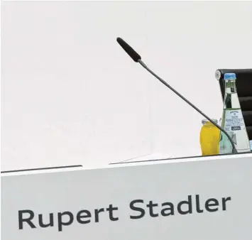  ?? Foto: Imago ?? Zurück bleibt ein leerer Platz. Rupert Stadler wird wohl nicht mehr als Audi Chef vor ein Mikrofon treten. Der Spitzenman­ager wurde am Montag verhaftet.