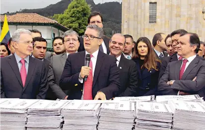  ?? FOTO FABIÁN BAENA ?? Duque, junto a miembros del Centro Democrátic­o, en la entrega de firmas que respaldaba­n la demanda de inconstitu­cionalidad que presentaro­n contra el Acto legislativ­o para la paz.