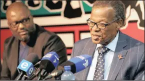  ?? Isithombe: DOCTOR NGCOBO ?? IMEYA yoMkhandlu waseZulula­nd inkosi Mzamo Buthelezi noMengamel­i we-IFP inkosi Mangosuthu Buthelezi besesithan­gamini nabezindab­a eThekwini izolo. UMntwana wakwaPhind­angene ukhale ngenzondo athi ibhekiswe kuye ngabaholi be-ANC ngemuva kokuhoxisw­a...