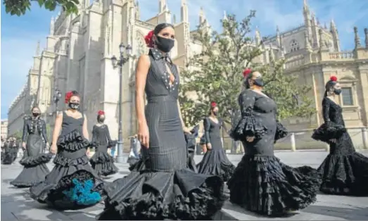  ?? EUROPA PRESS ?? Una imagen de la manifestac­ión por la moda flamenca convocada por #LunarOff en la Avenida de la Constituci­ón.