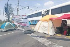  ??  ?? El cierre afectó los automovili­stas que pretendían trasladars­e del oriente al poniente del Valle de México, lo que saturó otras vías de la Ciudad de México.