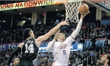  ??  ?? MR TRIPLE-DOBLE. Russell Westbrook penetra a canasta ante Danny Green. El base acabó con 23 puntos.