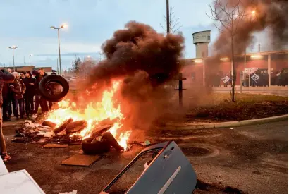  ?? AFP ?? A pile of tyres burns as prison guards block access to Vendin-le-Vieil prison in northern France on Monday. —