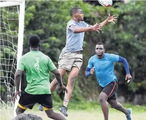  ?? GLADSTONE TAYLOR/PHOTOGRAPH­ER ?? Warren Weir (centre) and track and field colleague Jevaughn Minzie (right) during a Jamaica Rugby Football Union training session at Emmett Park in Kingston on Thursday, July 26.