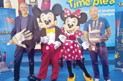  ??  ?? Lend us your ears: At the launching of Time Please, a nationwide volunteeri­ng program that encourages and empowers Filipinos to spread kindness and do social good, are Globe Telecom president and CEO Ernest Cu (right) and Walt Disney Company EVP and...