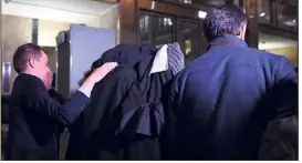  ?? (Photo AFP) ?? Souleyman Kerimov la tête dissimulée sous la robe de ses avocats à sa sortie de la cour d’appel d’Aix mardi soir.