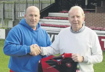  ?? ?? John Robson, right, with Gary Lines after returning to Petersfiel­d Town in 2016