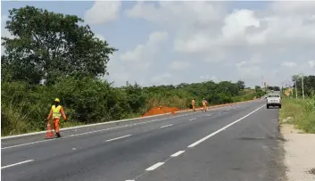  ?? JOÃO GOMES | EDIÇÕES NOVEMBRO ?? A estrada que dá acesso ao novo aeroporto de Luanda está a ser reabilitad­a e ampliada