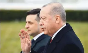  ?? Foto Gleb Garanič/Reuters ?? Turški predsednik Recep Tayyip Erdoğan in njegov ukrajinski kolega Volodimir Zelenski sta oktobra lani podpisala sporazum o vojaškem sodelovanj­u.