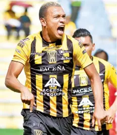  ?? APG ?? Jair Reinoso festeja uno de los cuatro goles que convirtió ayer en la goleada frente a Guabirá.