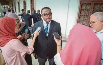  ?? [FOTO ASWADI ALIAS/BH] ?? Mohd Khairul Azam bersama wakil media di Mahkamah Tinggi, Kuala Lumpur, semalam.