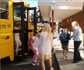  ?? MELISSA SCHUMAN - MEDIANEWS GROUP ?? Principal Helen Squillace greets children getting off the bus.