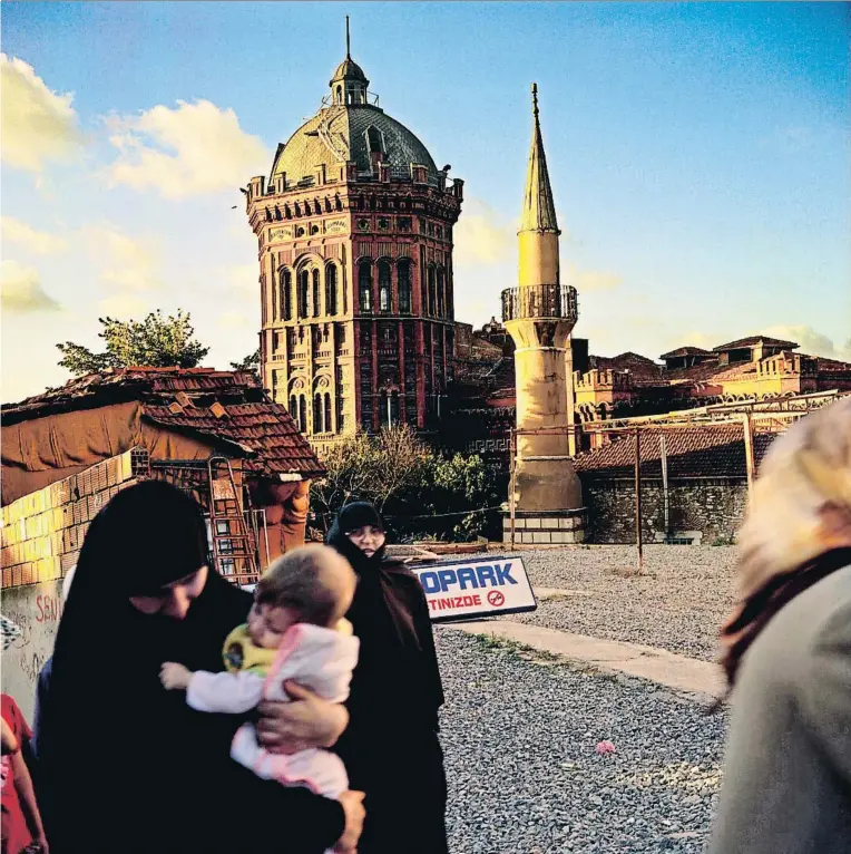  ?? YORAY LIBERMAN / GETTY ?? Unas mujeres caminan por Balat, el antiguo barrio judío por excelencia de Estambul, pero donde ahora una gran parte de la población es musulmana