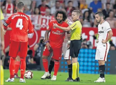  ??  ?? LESIONADO. Marcelo tuvo que abandonar el césped del Sánchez Pizjuán con molestias musculares.