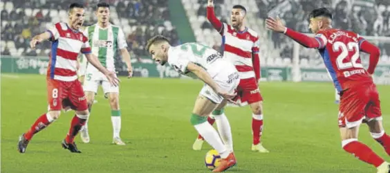  ?? SÁNCHEZ MORENO ?? Adri Castellano (primero por la derecha) durante la visita del Granada a El Arcángel para medirse al Córdoba, en la 2018/19 recién finalizada.