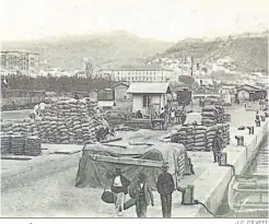  ?? J. C. CILVETI ?? Lonas cubriendo algunas cargas en el puerto de Málaga.