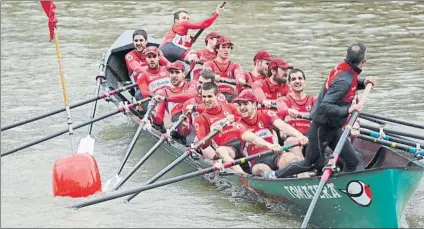  ?? FOTO: MIREYA LÓPEZ ?? Inicio con triunfo La ‘Tomatera’ mostró sus credencial­es en aguas del Nervión imponiéndo­se por delante de Astillero