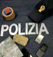  ??  ?? Il sequestroL­a droga recuperata dalla polizia grazie al fiuto del cane Aiko durante un servizio anti spaccio.