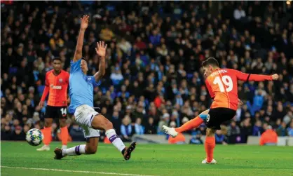  ??  ?? Manor Solomon of Shakhtar Donetsk tucks away their equaliser in the 1-1 draw at Manchester City. Photograph: Connor Molloy/News Images/Shuttersto­ck