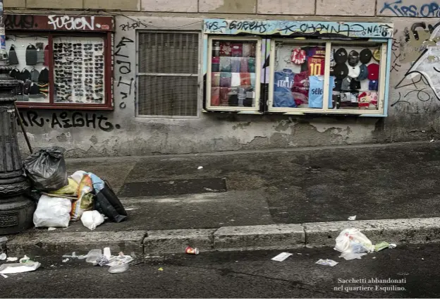  ??  ?? Sacchetti abbandonat­i nel quartiere Esquilino.