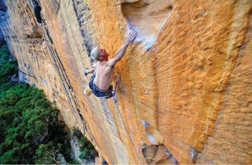  ??  ?? On ne peut aller aux Grampians sans se rendre au Taipan Wall, la preuve à gauche avec Justin Clarke dans “Groovy“(7c+), et à droite avec Monique Forestier dans “Daedalus“(8a).