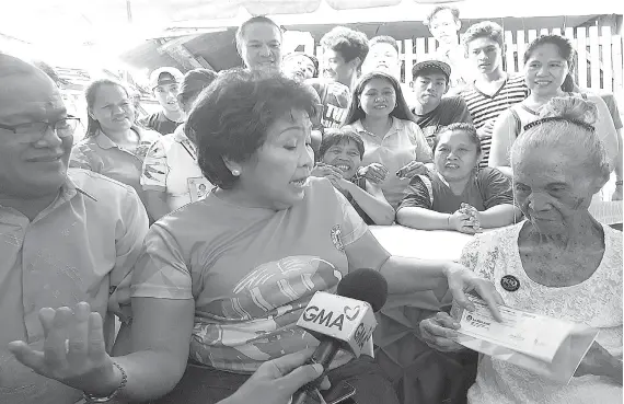  ?? / LAPU-LAPU CITY PIO ?? ■ SENIOR CITIZENSAW­ARD: Gitunol ni Lapu-Lapu City Mayor Paz Radaza nga giubanan ni Bise Mayor Marcial Ycong ang tseke nga nagkantida­d og P100,000 ngadto kang Dionisia Pahugot, nagpuyo sa Gun-ob, dihang nagsaulog kini sa iyang ika-100 nga adlawng...