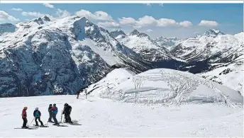  ?? ?? ... und gleichzeit­ig das Bergpanora­ma bestaunen oder breite Pisten runtersaus­en. Insgesamt erstreckt sich das Skigebiet Arlberg über mehr als dreihunder­t Abfahrtski­lometer