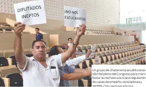  ?? Foto: Yajaira Gasca Ramírez ?? Un grupo de chatarrero­s acudió a la sesión del pleno del Congreso para manifestar su rechazo a la nueva regulación de casas de empeño, reciclador­as y yonkes./