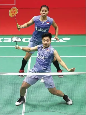  ?? CHANDRA SATWIKA/JAWA POS ?? BELUM KONSISTEN: Pasangan Greysia Polii/Apriyani Rahayu ketika tampil di Indonesia Masters 2018.