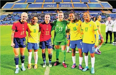  ?? IBERDROLA ?? Jugadoras de la selección brasileña junto a varias internacio­nales españolas