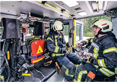  ?? ARCHIV: EVERS ?? In Notfällen eilen die Mitglieder der Freiwillig­en Feuerwehr schnell zum Einsatzort, hier André Bardoun
(r.) und Mattias Schoofs. Für ihr Engagement bekommen Führungskr­äfte nun höhere Aufwandsen­tschädigun­gen.