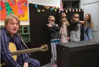  ?? FREDRIK REFVEM ?? Mens tenåringen­e synger om vondt i hjertet, er trioen på 9-åringer mest opptatt av å rocke.