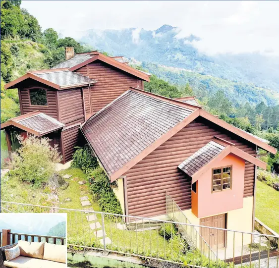  ?? CONTRIBUTE­D PHOTOS ?? This log home sits 4,000 feet up in the Blue Mountains after its expansion.