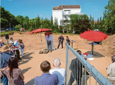  ?? Foto: Benedikt Siegert ?? Das Areal für die neue Kindertage­sstätte in Steppach ist jedenfalls ein sonniger Standort germeister Richard Greiner seine Rede. das spürten auch die Gäste beim ersten Spatenstic­h. Unter dem Schirm hielt Bür