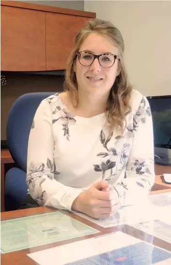  ?? PHOTO MARIE-ÈVE DUMONT ?? Audrey Boisjoly, installée à son nouveau bureau de mairesse alors que ce poste a toujours été occupé par des hommes à Saint-Félix-de-Valois, dans Lanaudière.