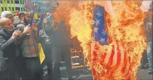  ?? FOTOS: AFP ?? Quemaron banderas y cantaron “muerte a Estados Unidos”. TENSION.