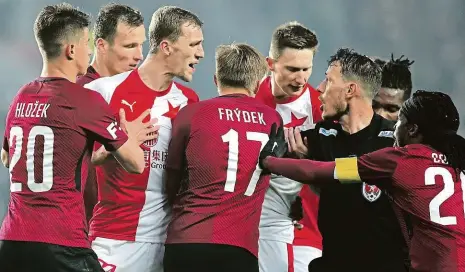  ?? Foto: Michal Růžička, MAFRA ?? Strkanice Víc boj než fotbal, to byl zápas prvního se třetím týmem fotbalové ligy. Slavia vedla, Sparta vyrovnala.