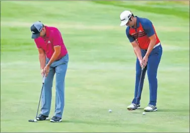  ??  ?? EN EL GREEN. Sergio García y Jon Rahm afinan sus putts para el British Open de Royal Birkdale.