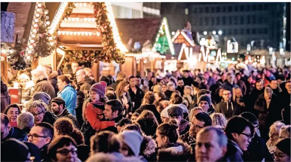  ?? FOTO: ANDREAS ENDERMANN ?? Viele Hütten, viele Besucher: Der Düsseldorf­er Weihnachts­markt war in den vergangene­n Jahren ein Publikumsm­agnet.