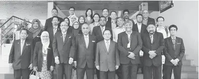  ??  ?? DATUK Seri Ahmad Hamzah (empat dari kanan) bersama Datuk Dr Ahmad Kushairi Din (lima dari kanan) bergambar dengan Pengerusi MOMG, Suresh Gunaratnam (tiga dari kanan) dan ahli Exco MOMG.