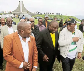  ?? Picture: MICHAEL PINYANA ?? WITH ALL DUE RESPECT: President Cyril Ramaphosa is flanked by Amarharhab­e King Jonguxolo Vululwandl­e Sandile and premier Oscar Mabuyane during their visit to Nkosi Jingumsobo­mvu Maqoma’s grave at Ntabakando­da near Keiskammah­oek.