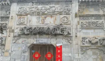  ??  ?? A memorial gate honoring the chastity of a woman surnamed Zheng (above), and a stone gateway built in 1569 to commemorat­e Ye Yifan, a distinguis­hed local official (left). — Wan Lixin