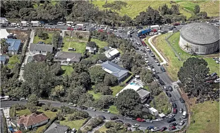  ?? LAWRENCE SMITH/STUFF ?? Traffic in Northland was heavy as evacuated locals fled to higher ground.