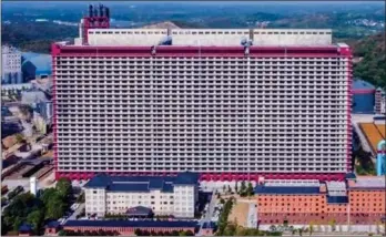  ?? ?? Sådan kan en svinefarm også se ud. 26 etager i Hubei-provinsen, Kina. Foto: Arkiv